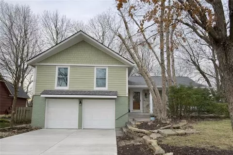 8201 W 97th Ter, Overland Park, KS 66212