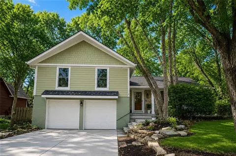 8201 W 97th Ter, Overland Park, KS 66212