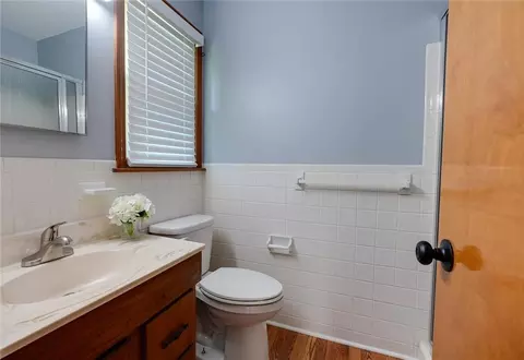Bath - 16017 E 37th St, Independence, MO 64055 photo 3 of 4
