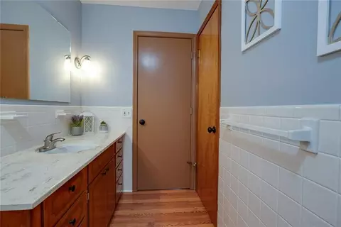 Bath - 16017 E 37th St, Independence, MO 64055 photo 2 of 4