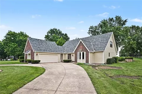 9711 Betsy Ross Ln, Liberty, MO 64068