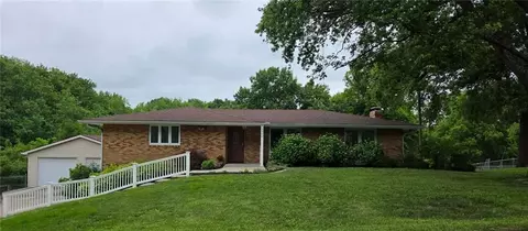 3900 E Hills Dr, Saint Joseph, MO 64503