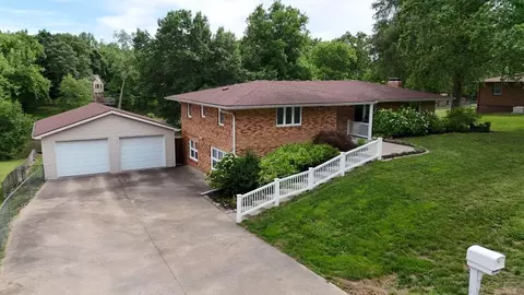 3900 E Hills Dr, Saint Joseph, MO 64503