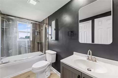Bath - 6508 E 155th St, Grandview, MO 64030 photo 1 of 1