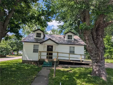 105 E Colorado St, Windsor, MO 65360