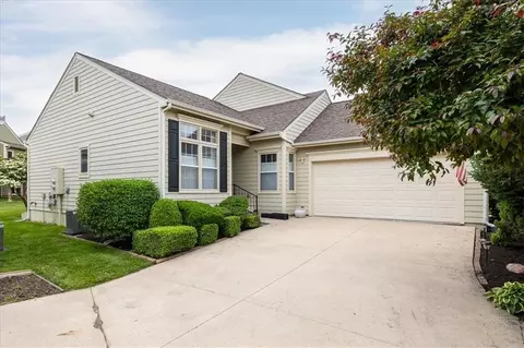 5819 Longleaf Dr, Lawrence, KS 66049