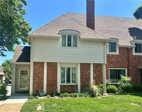 8399 Waukomis Dr, Kansas City, MO 64154