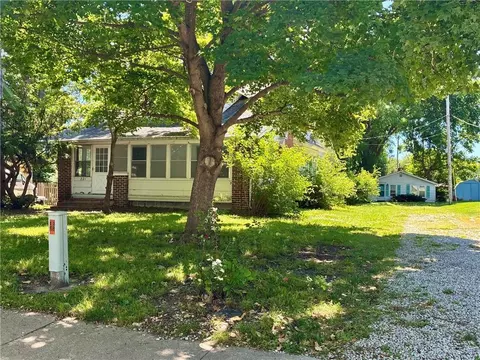 221 W Kansas St, Liberty, MO 64068