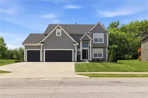 2007 Sequoia Dr, Raymore, MO 64083