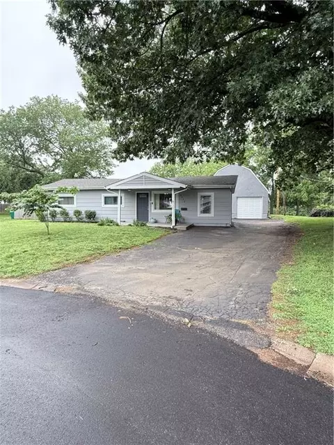 2426 S 51st Ct, Kansas City, KS 66106