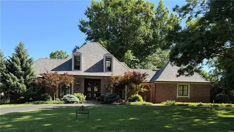 2211 W 69th Ter, Mission Hills, KS 66208