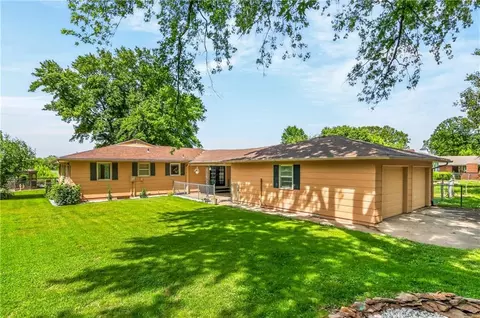 3807 SW Christie Ter, Saint Joseph, MO 64504