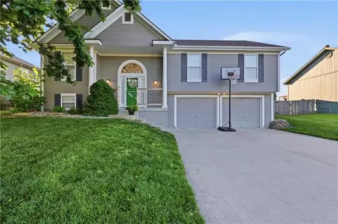 2304 NE Summerfield Dr, Blue Springs, MO 64029