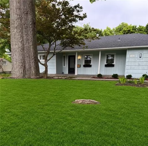 7740 Briar Dr, Prairie Village, KS 66208