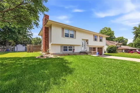 1178 Delaware Dr, Tonganoxie, KS 66086