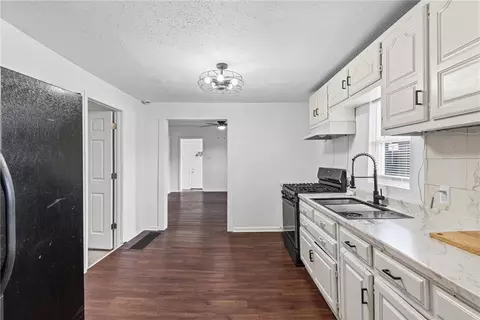 Entry Way - 145 E Farmer St, Independence, MO 64050 photo 2 of 3