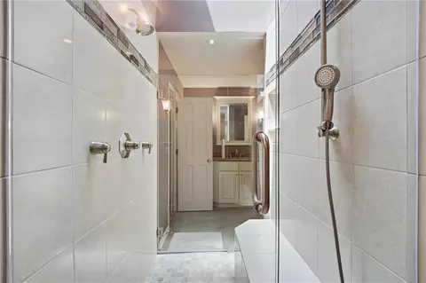 Bath - 4142 NE Hampstead Dr, Lees Summit, MO 64064 photo 4 of 8