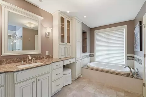 Bath - 4142 NE Hampstead Dr, Lees Summit, MO 64064 photo 2 of 8