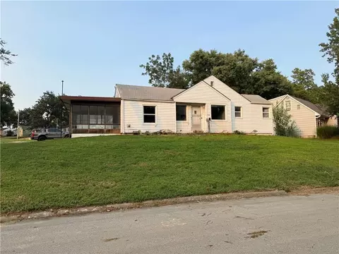 1325 NE Marvin Ct, Kansas City, MO 64118