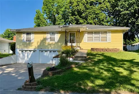 1512 Safari Dr, Saint Joseph, MO 64506