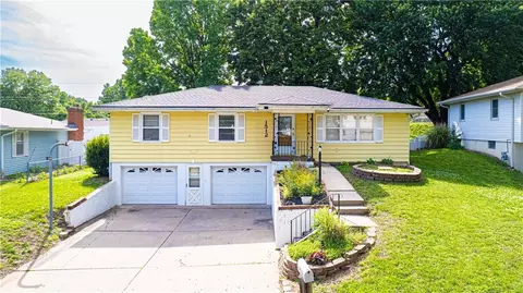 1512 Safari Dr, Saint Joseph, MO 64506