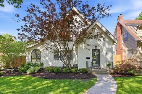 7244 Summit St, Kansas City, MO 64114
