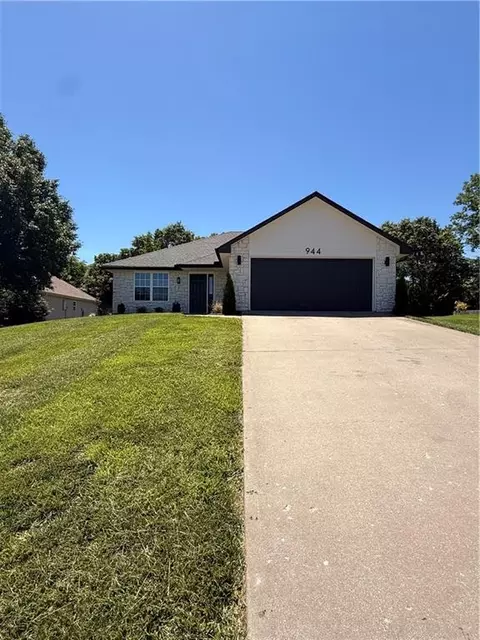 944 E Market St, Warrensburg, MO 64093