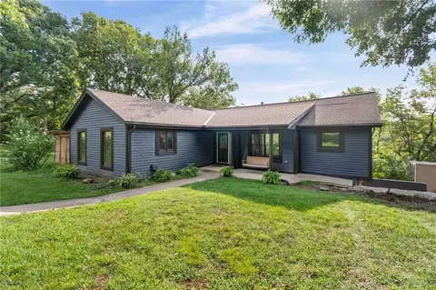 9051 Hillview Dr, De Soto, KS 66018