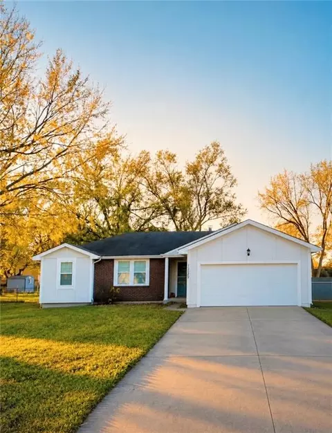 15629 Klamm St, Basehor, KS 66007