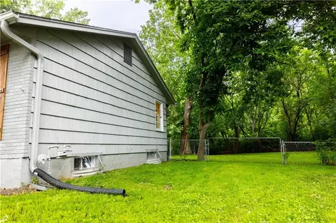Exterior - 3918 S Liberty St, Independence, MO 64055 photo 4 of 9