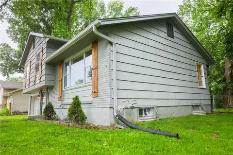 Exterior - 3918 S Liberty St, Independence, MO 64055 photo 5 of 9