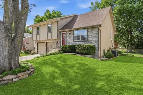 2006 E Mohawk Ct, Olathe, KS 66062