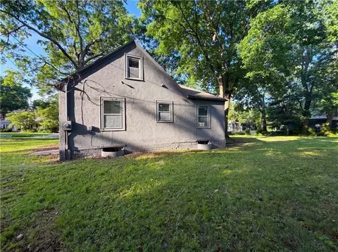 Exterior - 11304 E 55th Ter, Raytown, MO 64133 photo 5 of 6