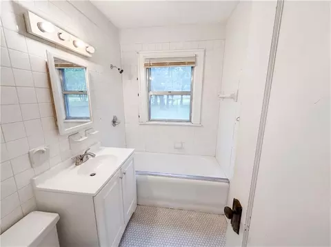 Bath - 11304 E 55th Ter, Raytown, MO 64133 photo 1 of 1