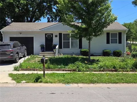513 Powahatan Dr, Independence, MO 64056