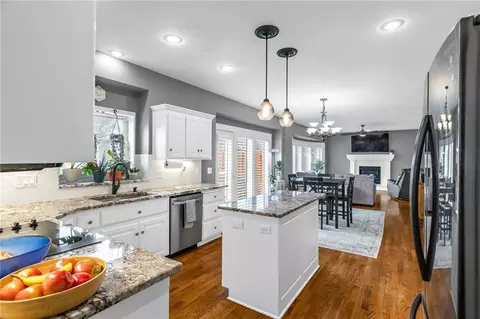 1327 Huntington Dr, Liberty, MO 64068