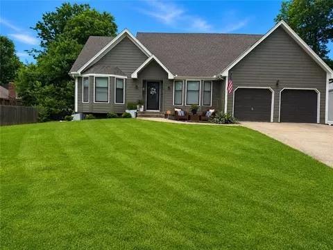 1400 SE 6th Pl, Lees Summit, MO 64063