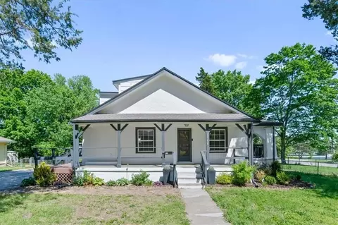 1502 E 135th St, Grandview, MO 64030
