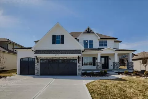 15969 W 165th St, Olathe, KS 66062