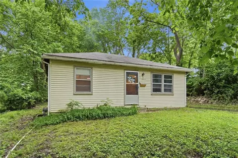 8012 S Benton Ave, Kansas City, MO 64132