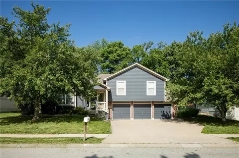1127 SEastridge Dr, Blue Springs, MO 64014