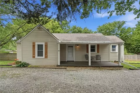 301 SE Moreland School Rd, Blue Springs, MO 64014