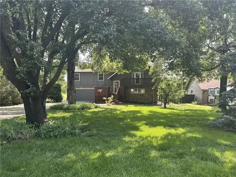 643 N Hemlock St, Ottawa, KS 66067