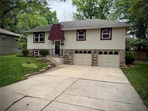 201 SW Sandstone Dr, Blue Springs, MO 64014
