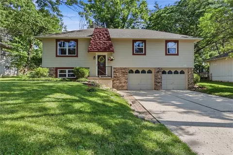 201 SW Sandstone Dr, Blue Springs, MO 64014