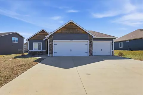 2705 Chasehire Dr, Lawrence, KS 66046