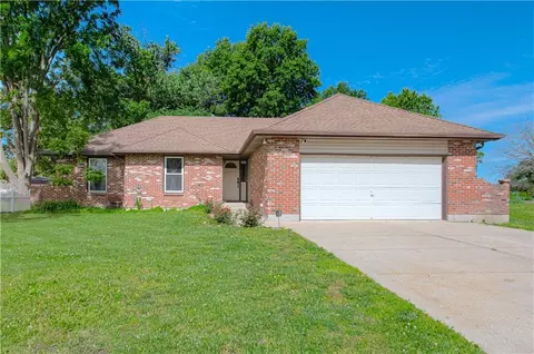 304 Zoe St, Buckner, MO 64016