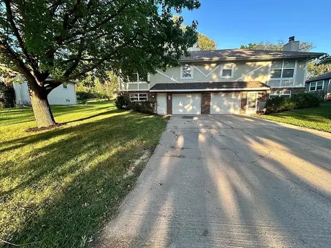 401 SE Melody Ln, Lees Summit, MO 64086