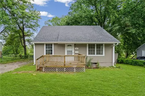7504 E 49th St, Kansas City, MO 64129