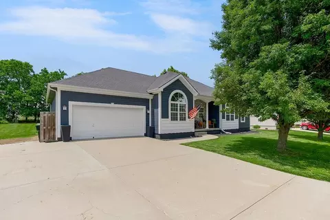400 SW Horseplay Dr, Oak Grove, MO 64075